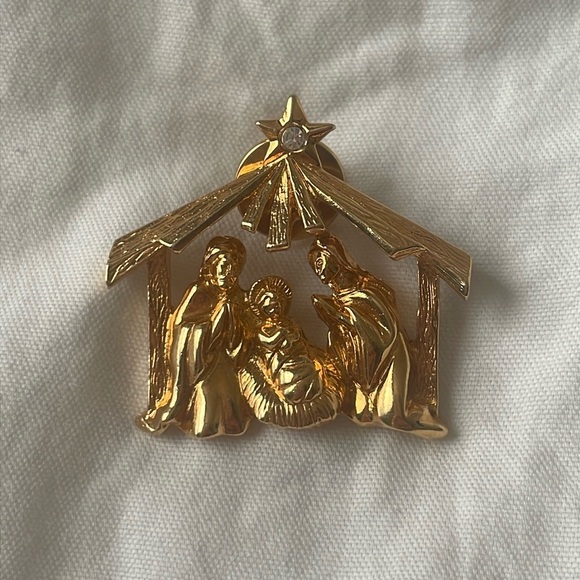 Gold Nativity Scene Brooch - Picture 1 of 3